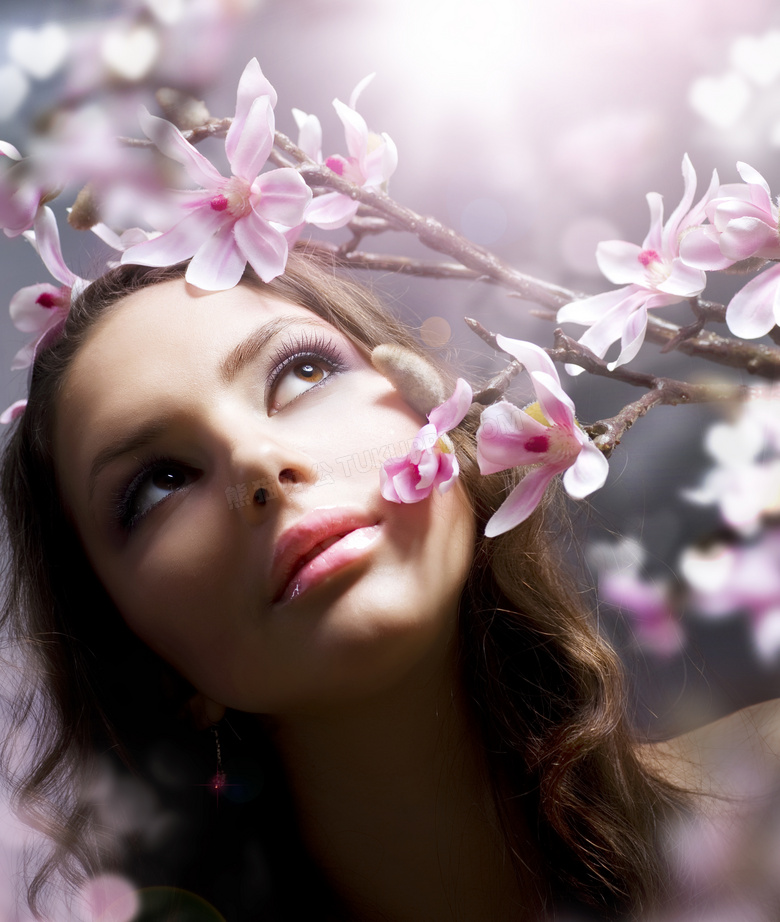 花朵树枝下的美妆美女摄影高清图片