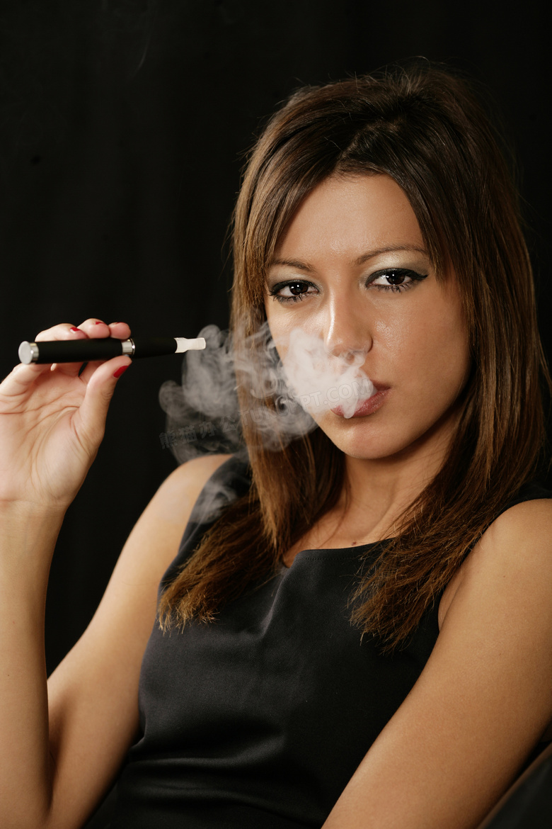 抽烟的外国长发美女摄影高清图片