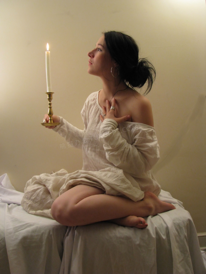 拿着蜡烛向往的性感美女摄影图片
