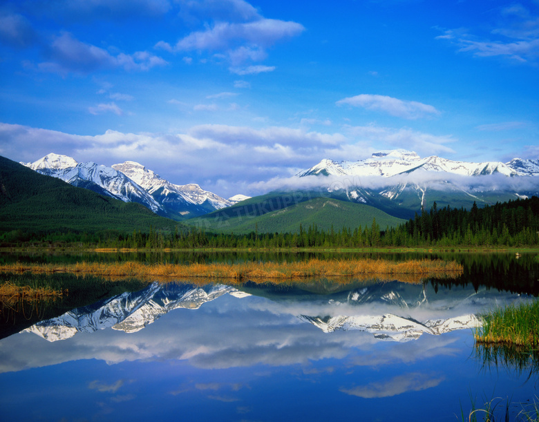 白雪皑皑的山峰与湖水高清摄影图片