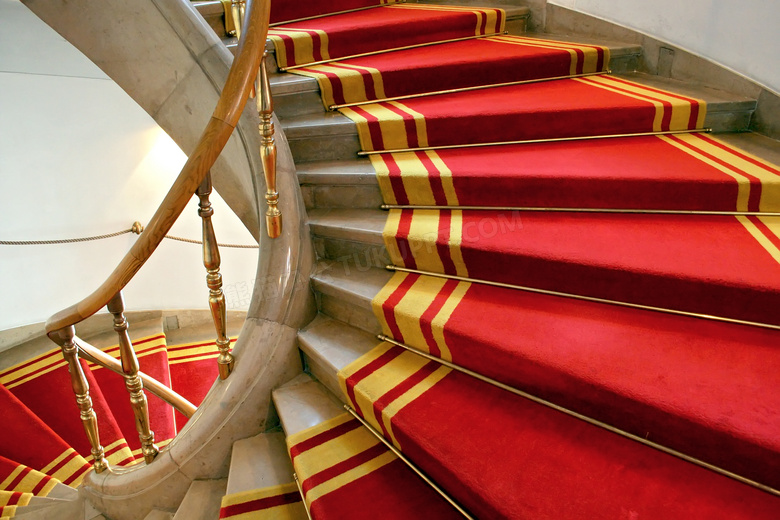 铺着红地毯的旋转楼梯高清摄影图片