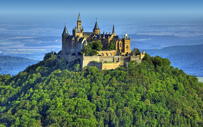山顶上的欧式城堡摄影图片