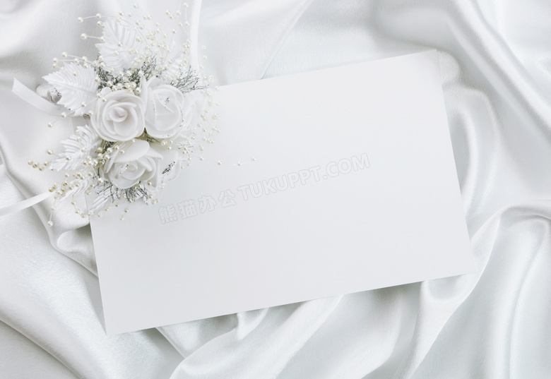 白色花朵与丝绸卡片高清摄影图片