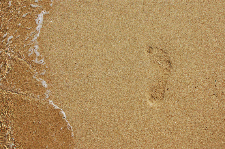 沙滩上的脚印摄影高清图片