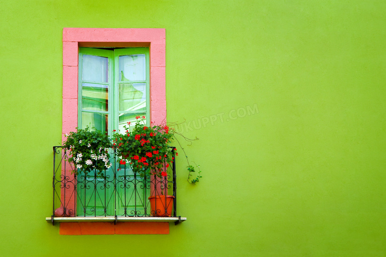 欧式窗户阳台与绿色墙壁摄影高清图片