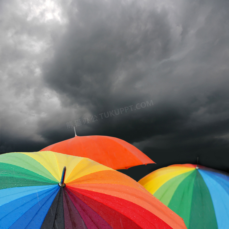 乌云笼罩下的彩色雨伞高清摄影图片