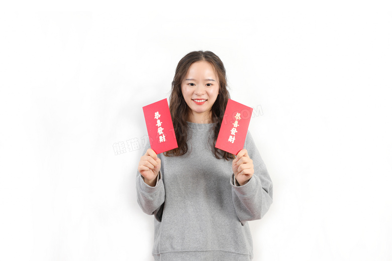 双手持新年红包的女性