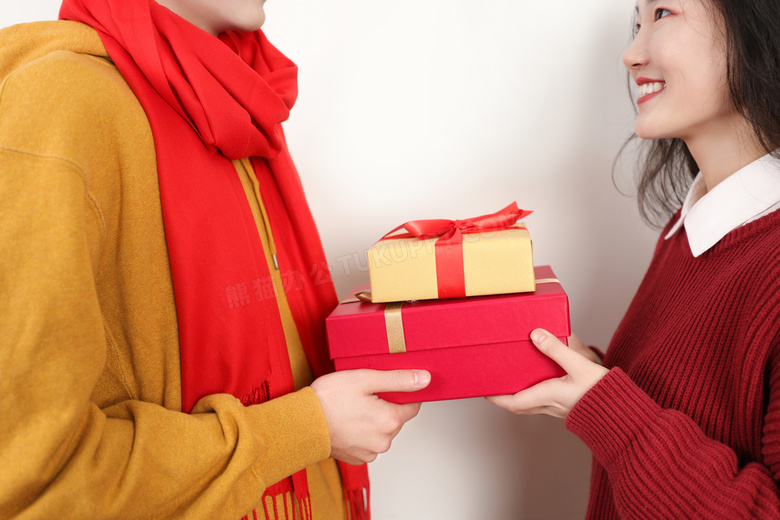 新年手捧礼物盒对视的情侣