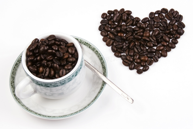 咖啡豆组成的心形与杯子高清摄影图片