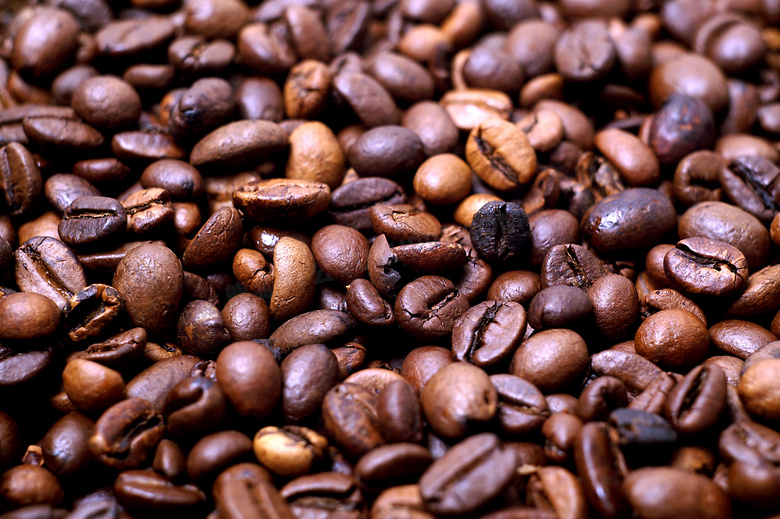 颜色参差不齐的咖啡豆高清摄影图片