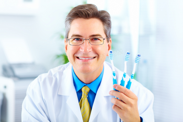 手拿牙刷的牙科医生高清摄影图片