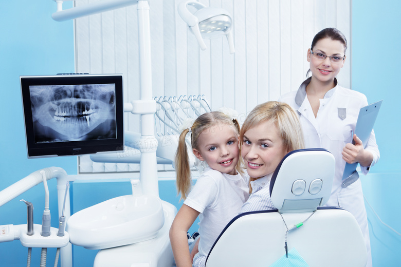 在看牙科门诊的母女俩高清摄影图片