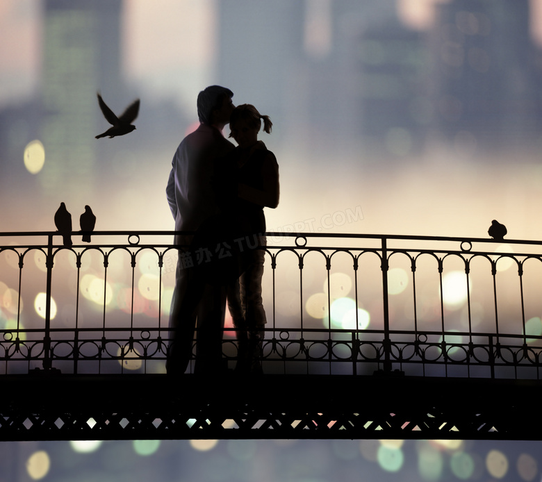 夜晚大桥上依偎的恋人高清摄影图片