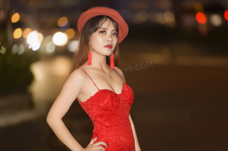 午夜街拍吊带红裙性感美女图片
