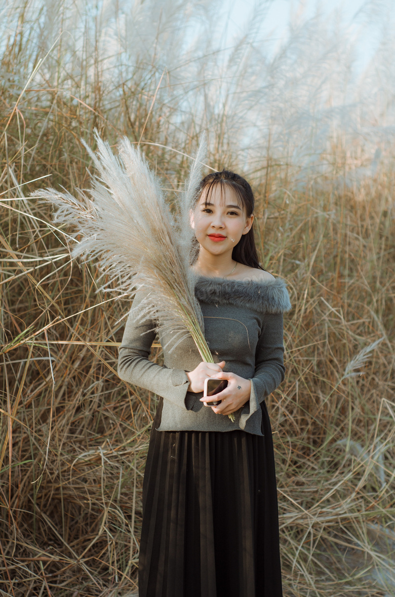 秋季芦苇荡美女写真图片