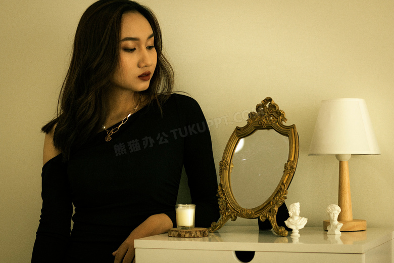 照镜子的亚洲美女图片