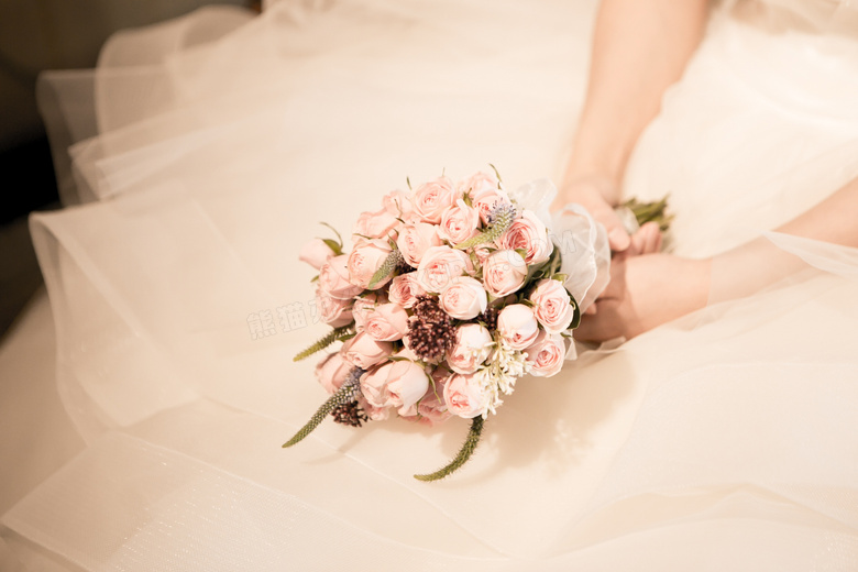 新娘捧着花束的摄影图