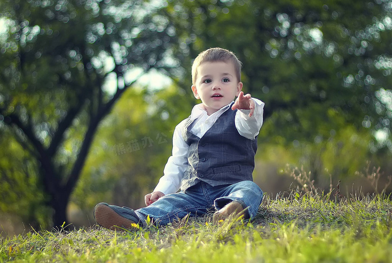 小男孩在草坪上玩的成长记录图片