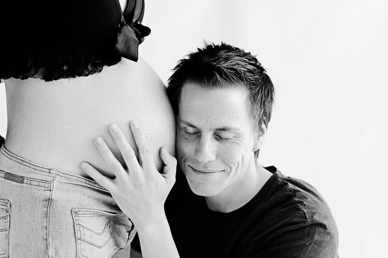 男人靠着孕妇肚子倾听婴儿声音图片