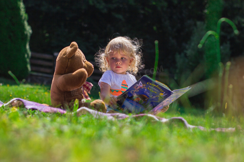 和布娃娃小熊坐一起的小孩子成长记录图片