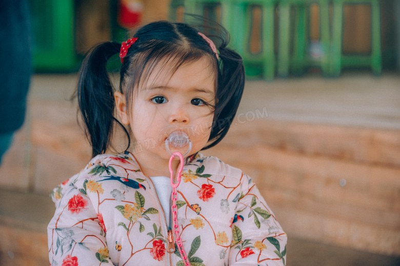 小女孩吃着奶嘴的图片