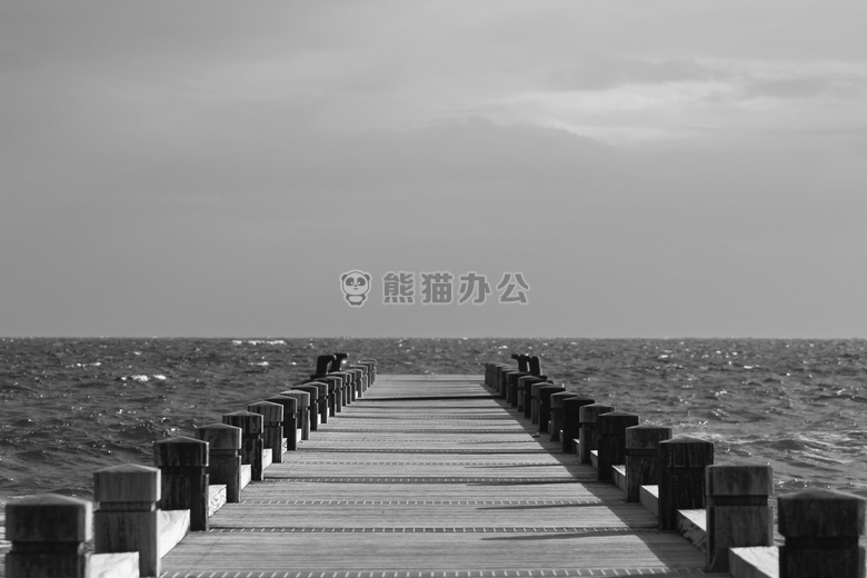 海滩 黑白 木板路