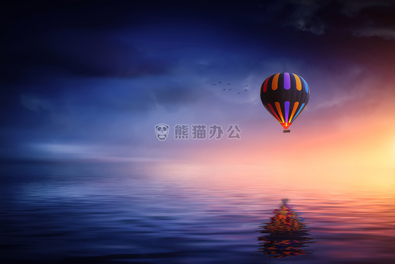 黎明下在海洋的上空飘着气球的图片