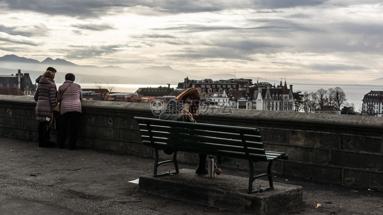 成人 长凳 黑白