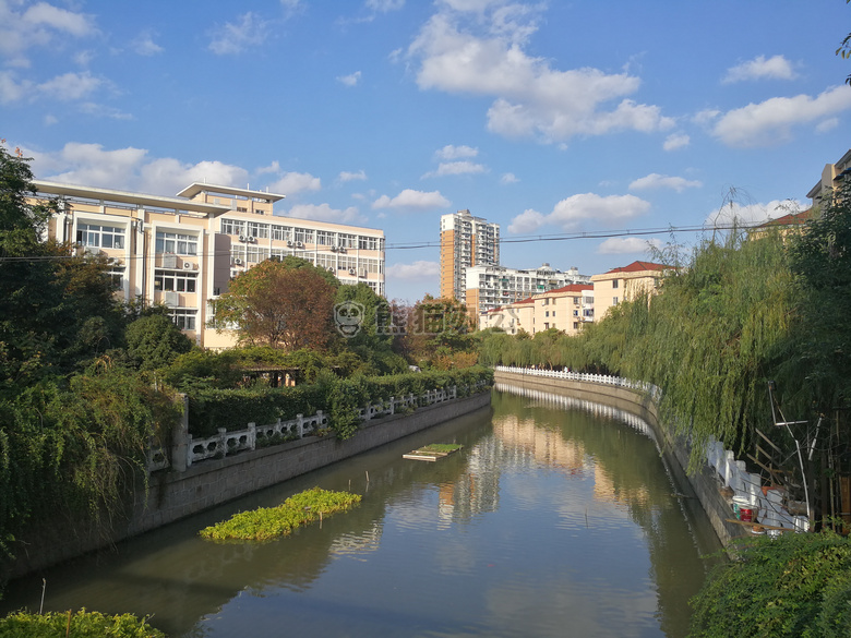 上海 河浜 蓝天