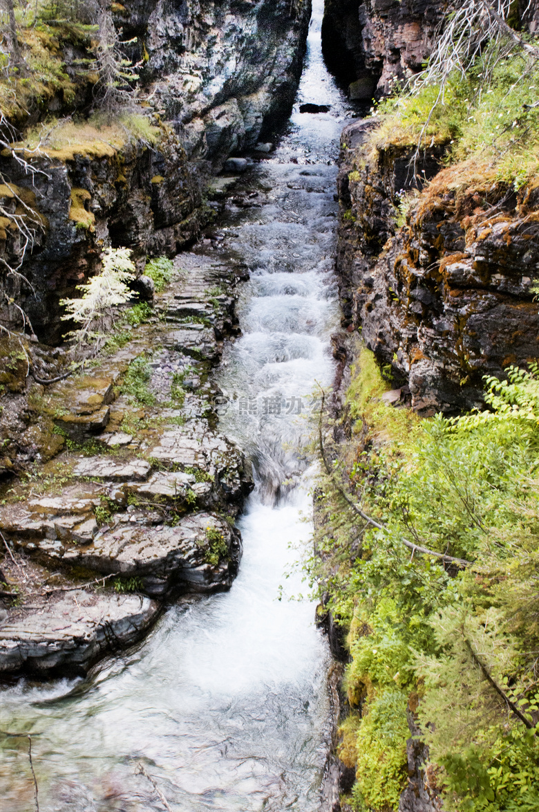 山 水 流动