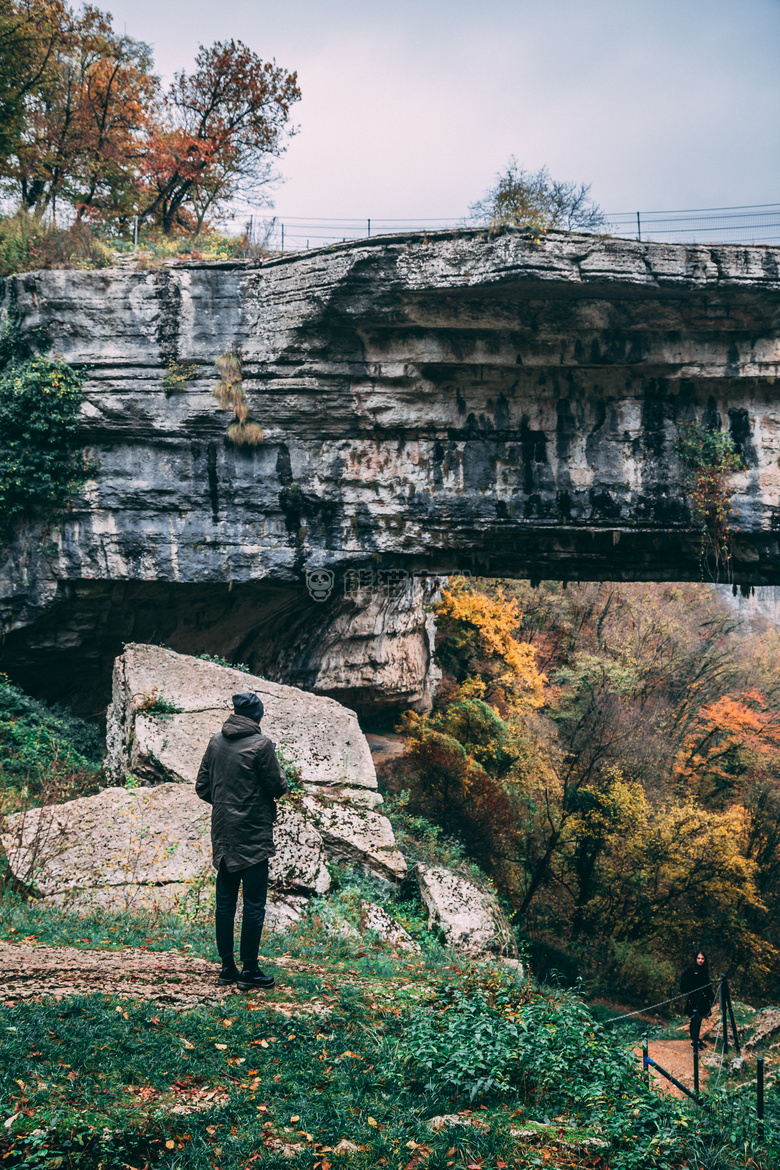 单独地桥在户外