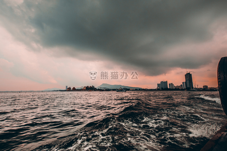 多云的 天空 黑暗的