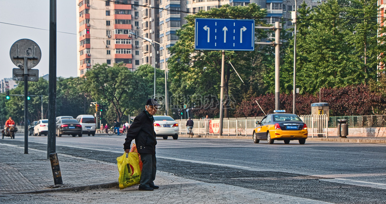 古老的 男人 街道