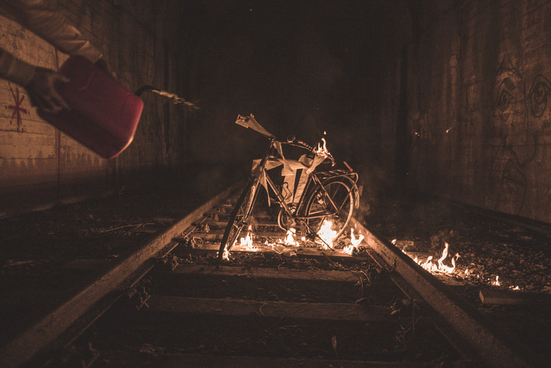 自行车 黑暗的 火 