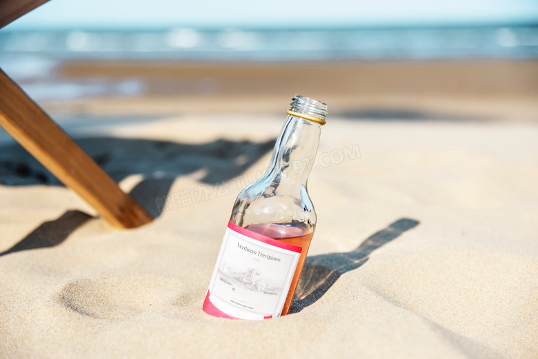 沙滩酒瓶特写图片