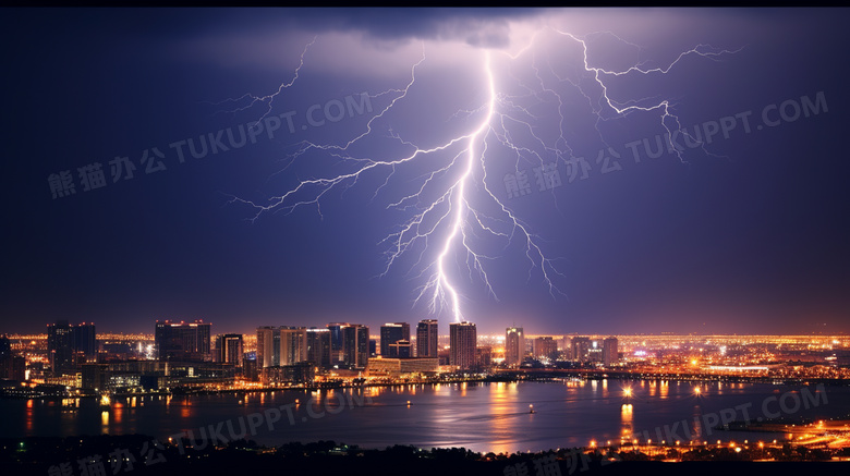 夜幕城市暴雨前的黑云与闪电