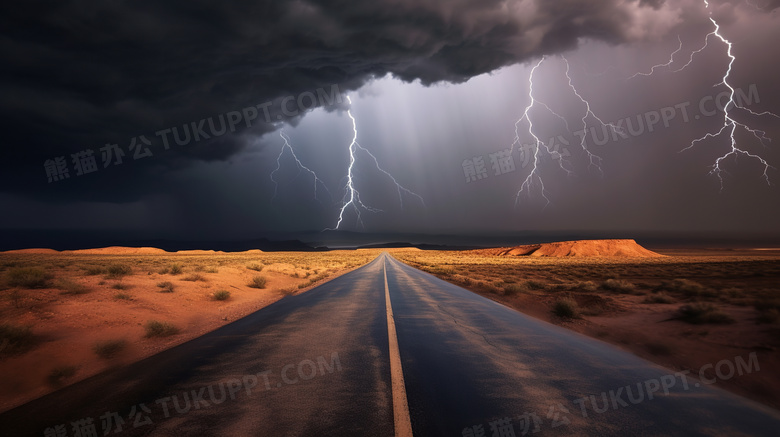通往沙漠公路上暴雨前的黑云与闪电