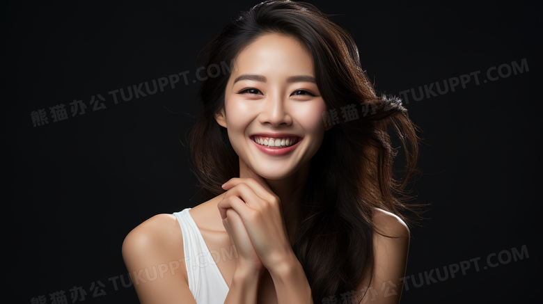 对着镜头自信微笑的美女模特人物特写图片