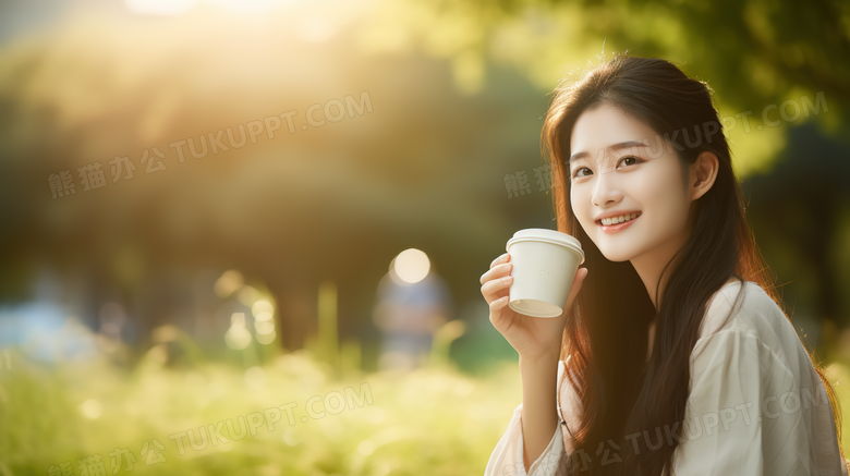 公园里女孩拿着咖啡开心的笑特写图片