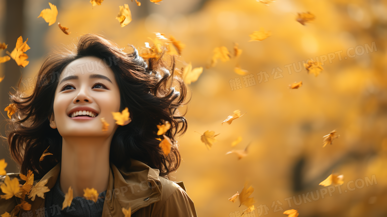 秋天枫树林中看着落叶笑的文艺女生特写图片