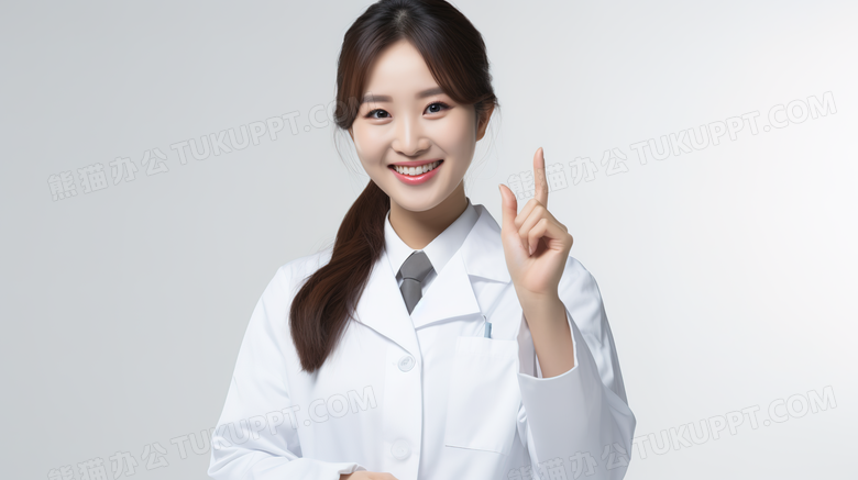 穿着白色工作服的女医生用手指着上方特写图片