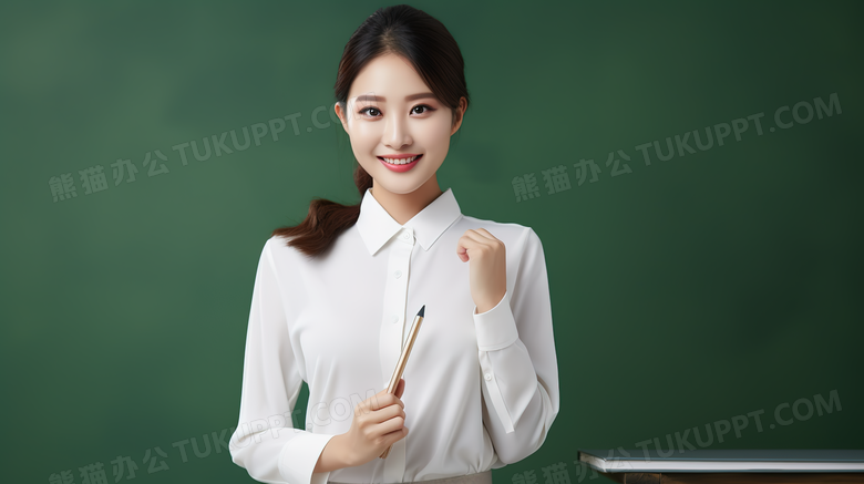 穿着白衬衫的女老师在黑板前上课人物特写图片