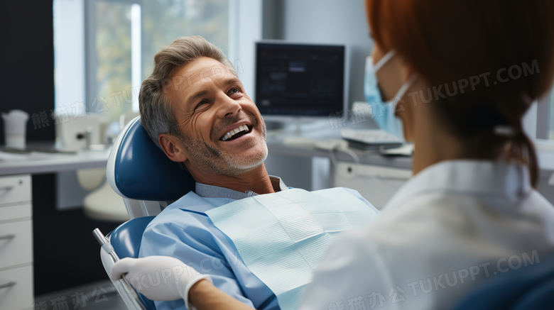 牙医给男病人做牙齿检查特写图片