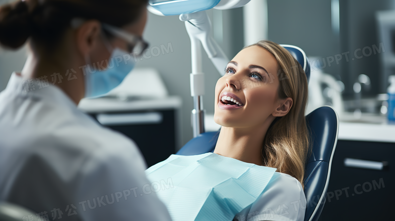 牙医给女病人做牙齿检查特写图片