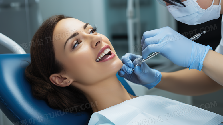 牙医给女病人做牙齿检查特写图片