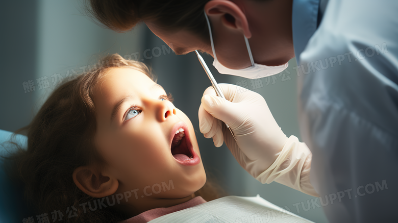 牙医给可爱的小女孩做牙齿检查特写图片