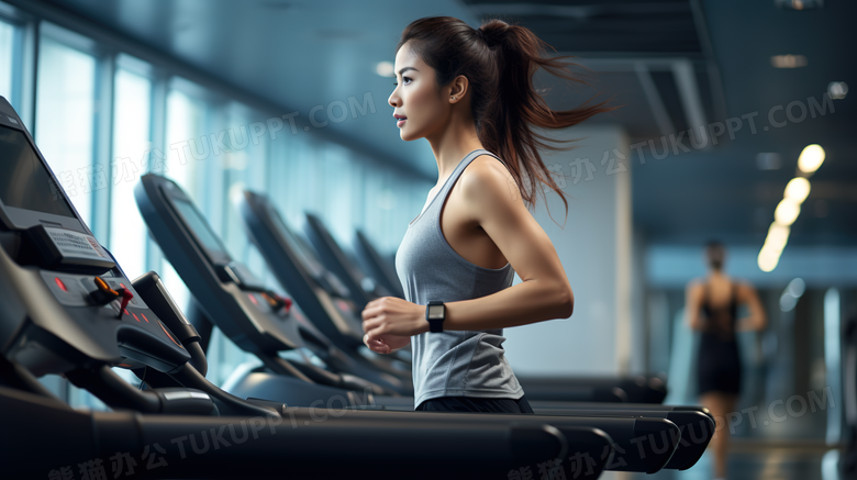 在健身房跑步机上跑步运动的女人特写图片