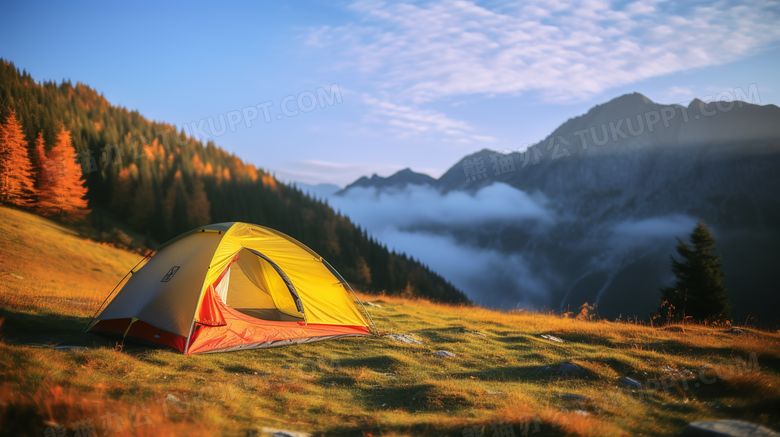 秋季山坡草地上搭帐篷露营美景摄影图