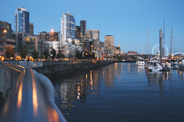 城市码头游艇夜景图片
