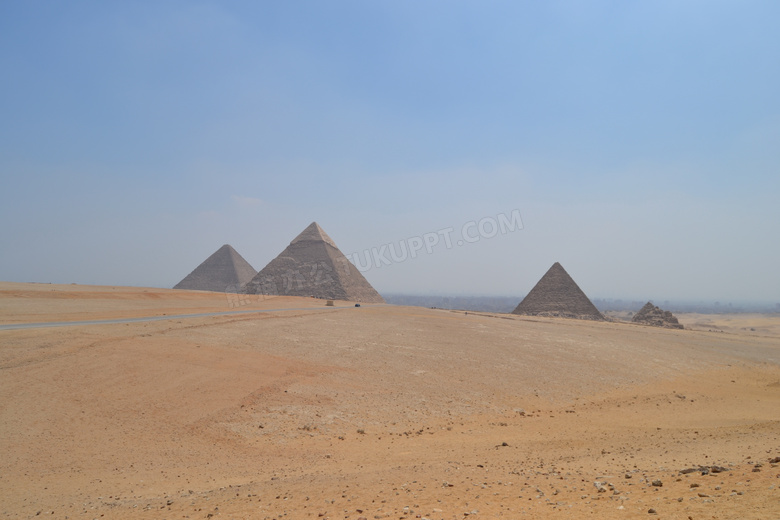 沙漠金字塔图片